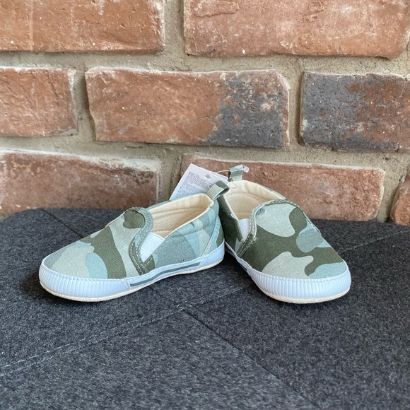 12-18M NWT Gap Camp Slip On Shoes - Picture 3 of 7